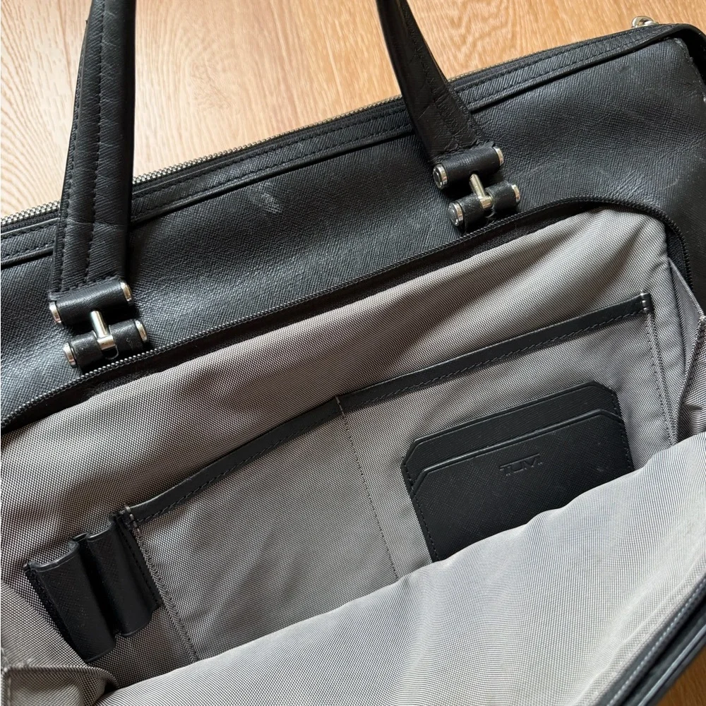 Tumi Astor Regis Black Slim Leather Briefcase Messenger Laptop Bag YS-1111